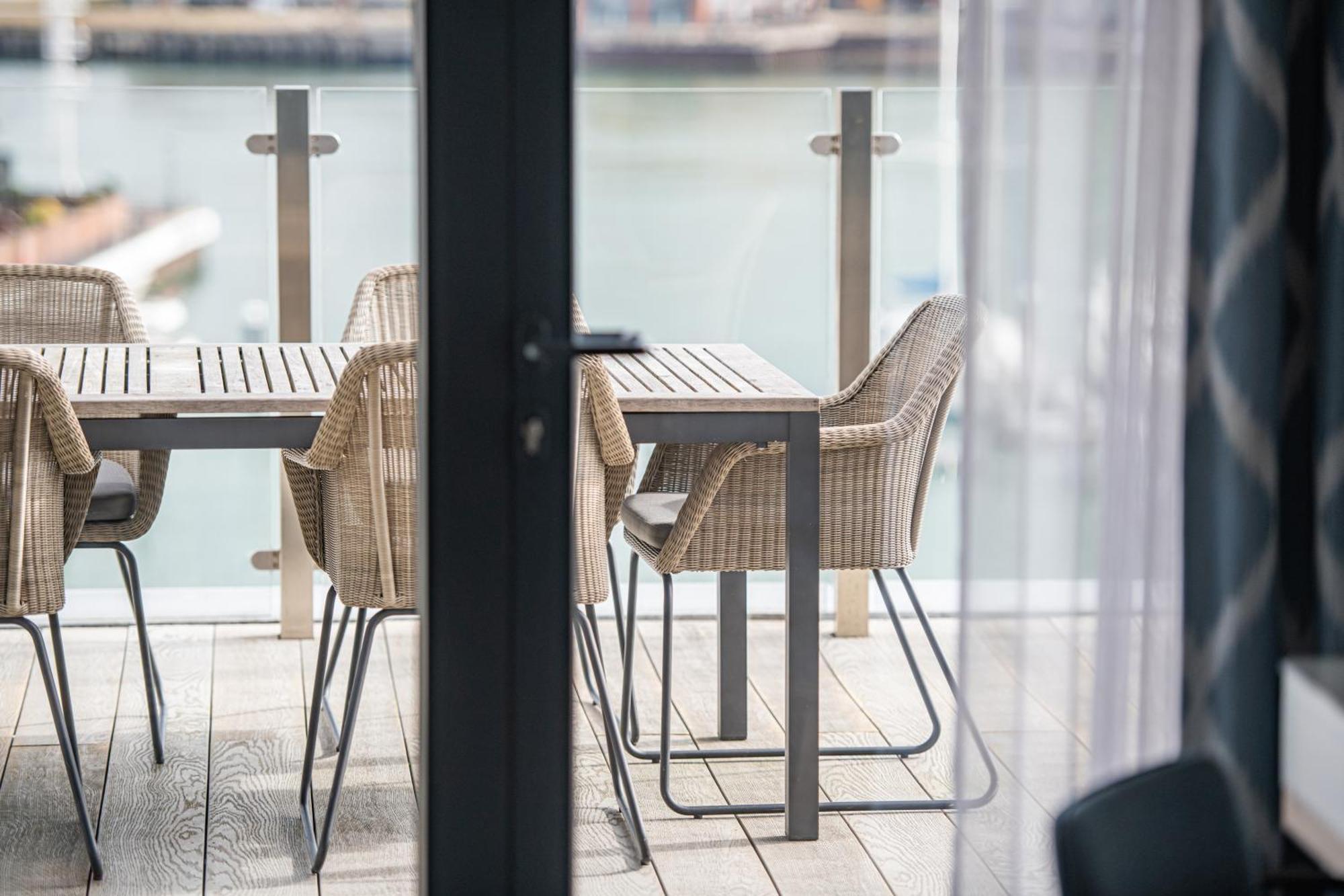 Harbour Hotel & Spa Southampton Bilik gambar The deck of a floating home