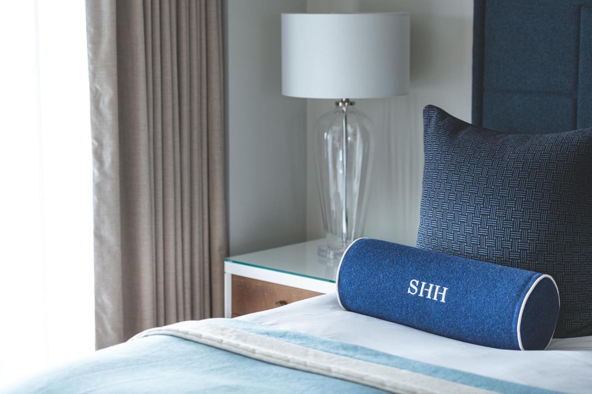 Harbour Hotel & Spa Southampton Bilik gambar A bolster pillow