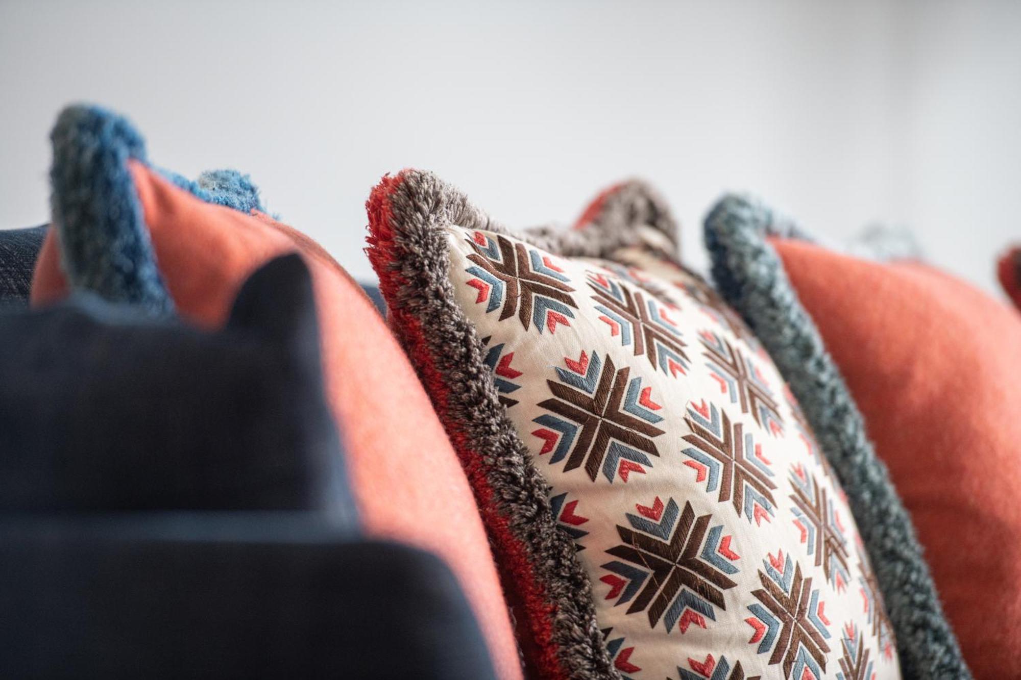 Harbour Hotel & Spa Southampton Bilik gambar A collection of cushions