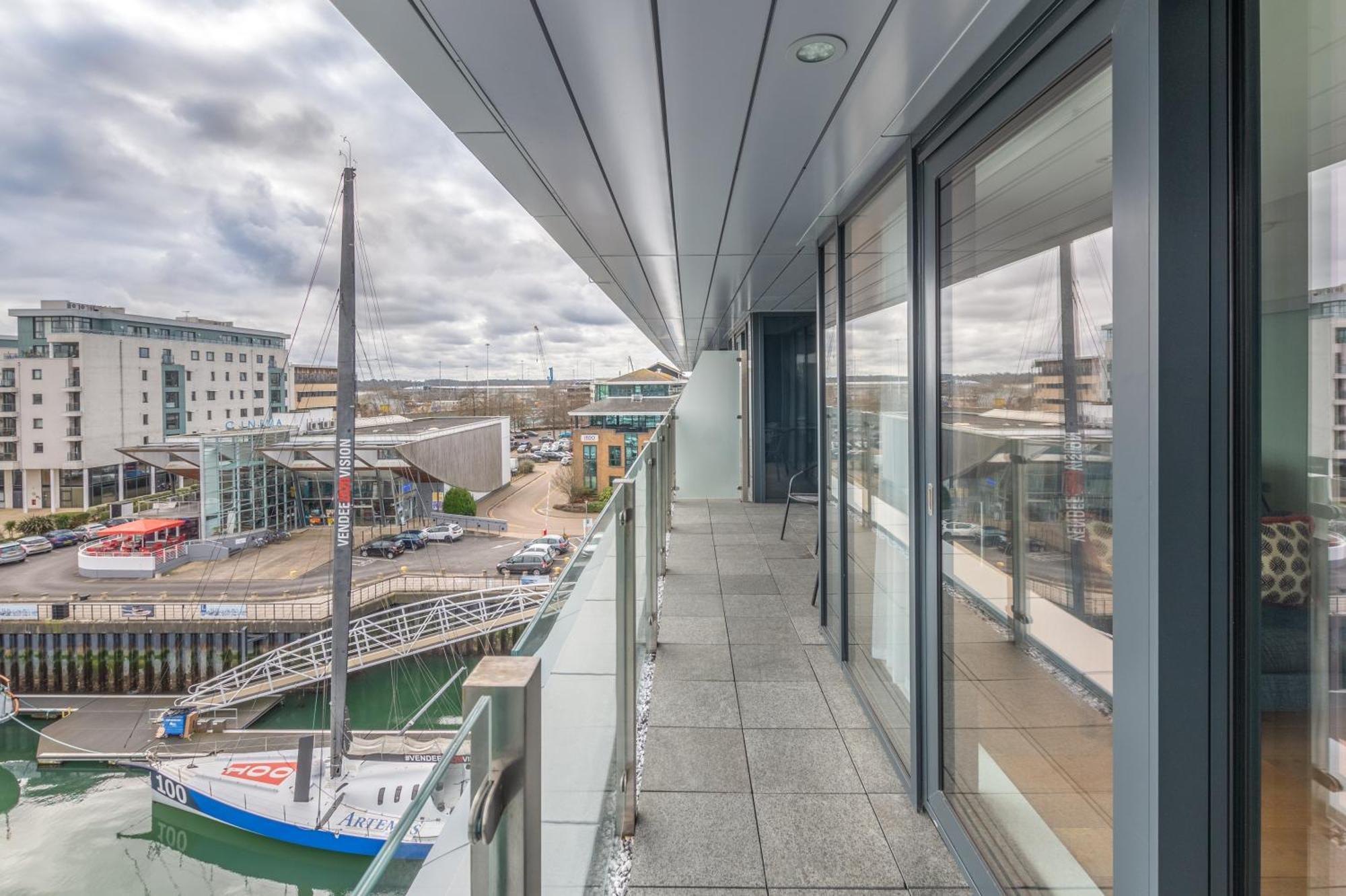 Harbour Hotel & Spa Southampton Bilik gambar The view from the balcony of a penthouse apartment