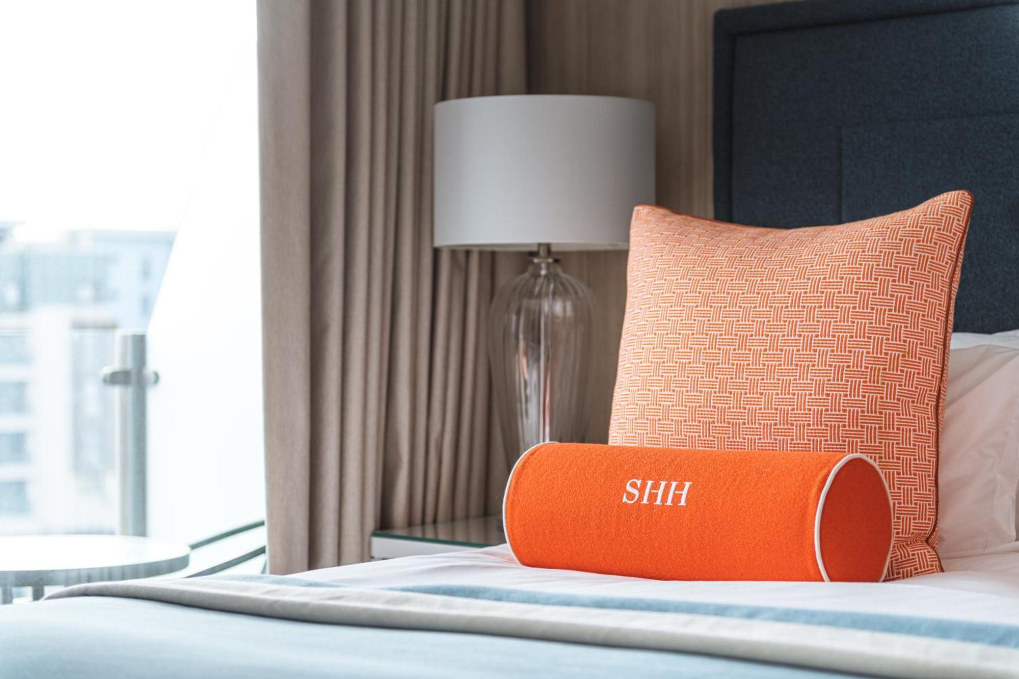 Harbour Hotel & Spa Southampton Bilik gambar A bolster pillow
