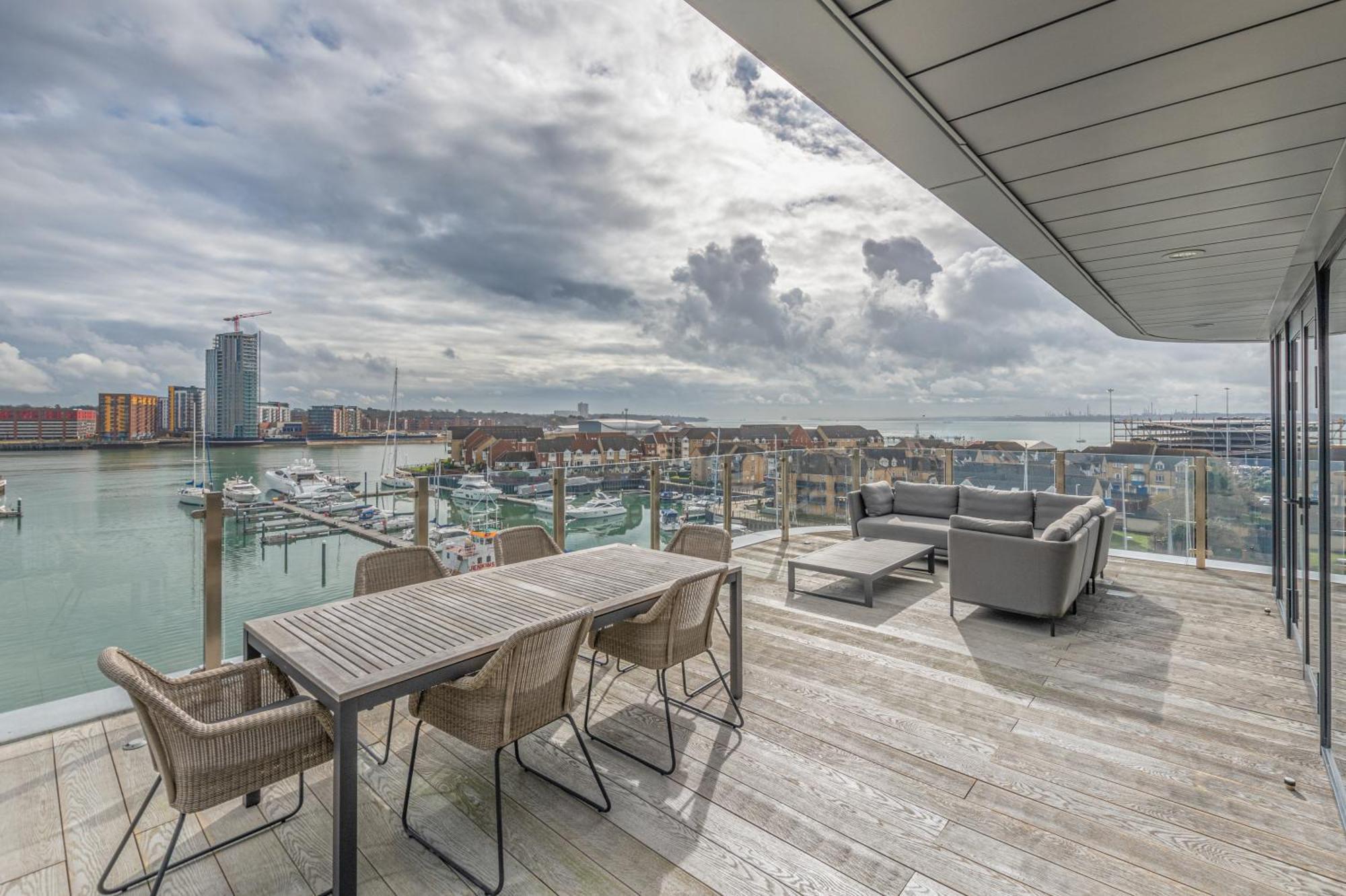 Harbour Hotel & Spa Southampton Bilik gambar The roof terrace at The Beacon