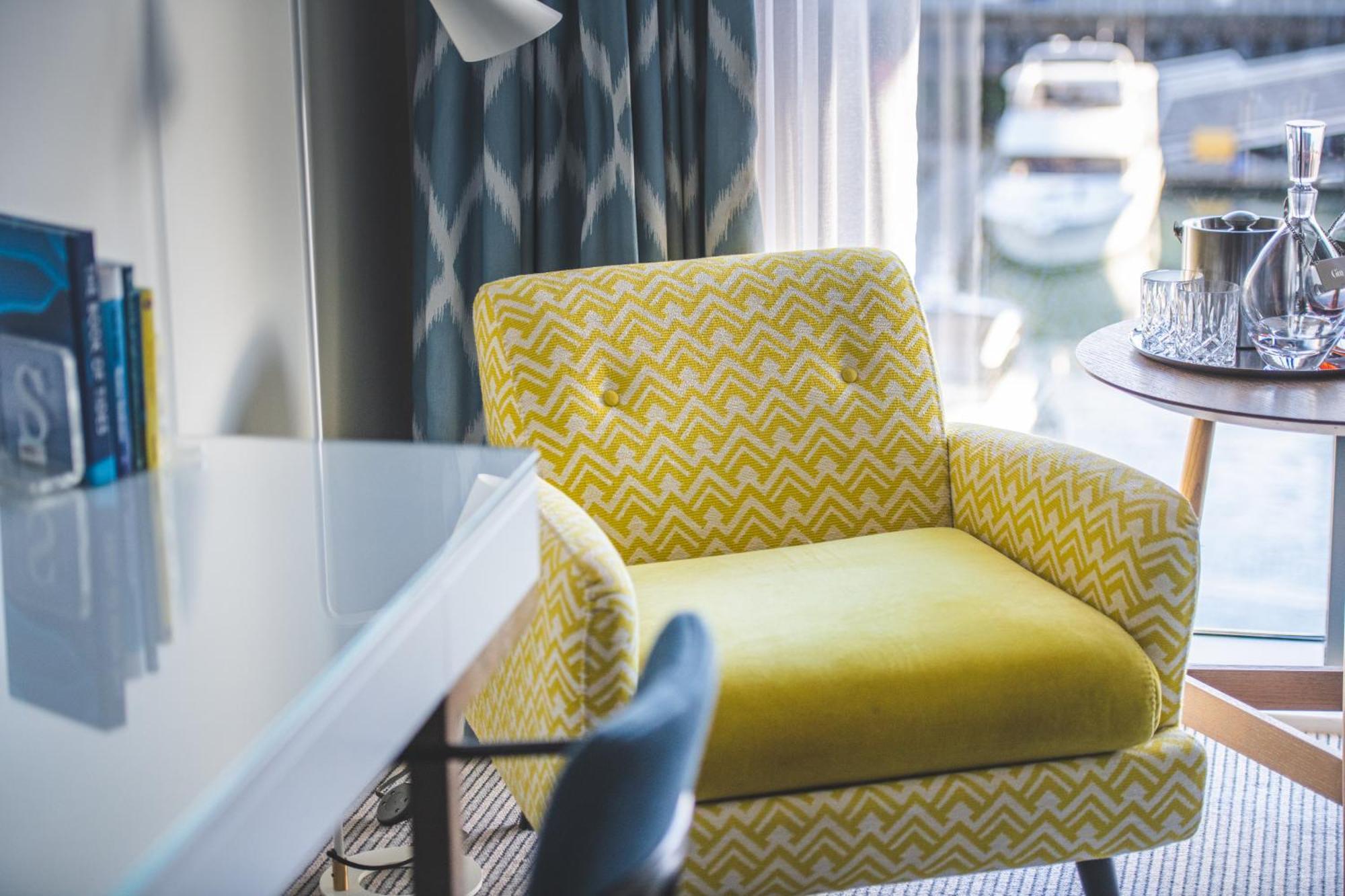 Harbour Hotel & Spa Southampton Luaran gambar A chair in a hotel room