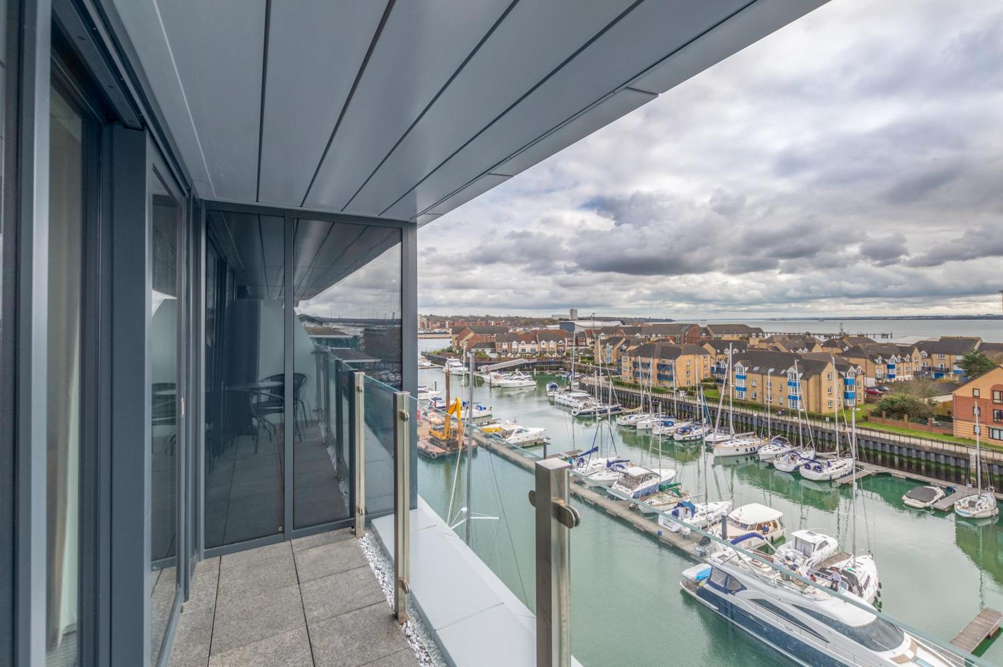 Harbour Hotel & Spa Southampton Bilik gambar View from a balcony at Ocean Village Marina