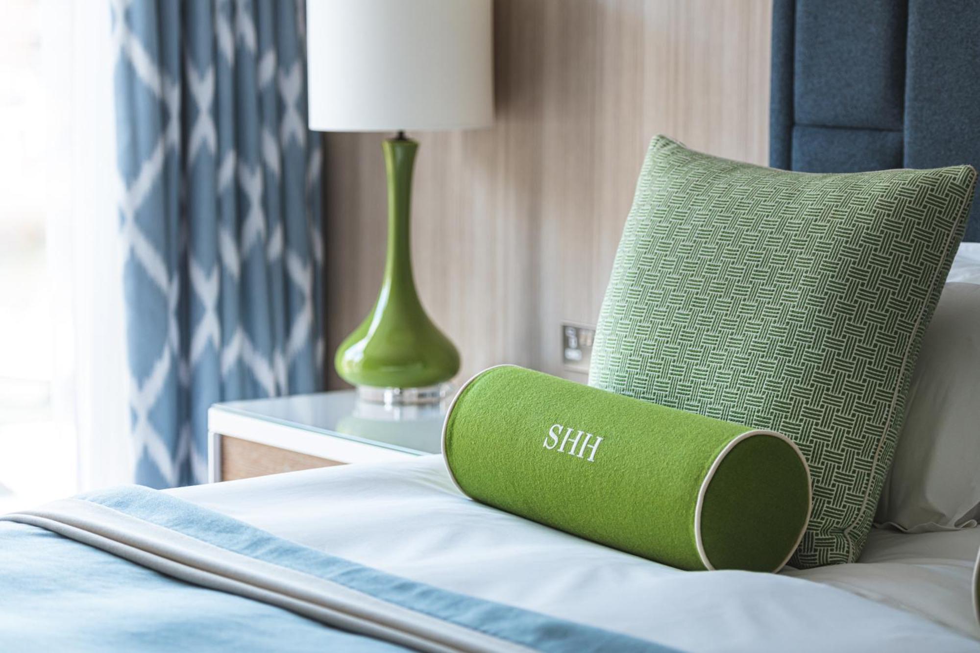 Harbour Hotel & Spa Southampton Luaran gambar A bolster pillow
