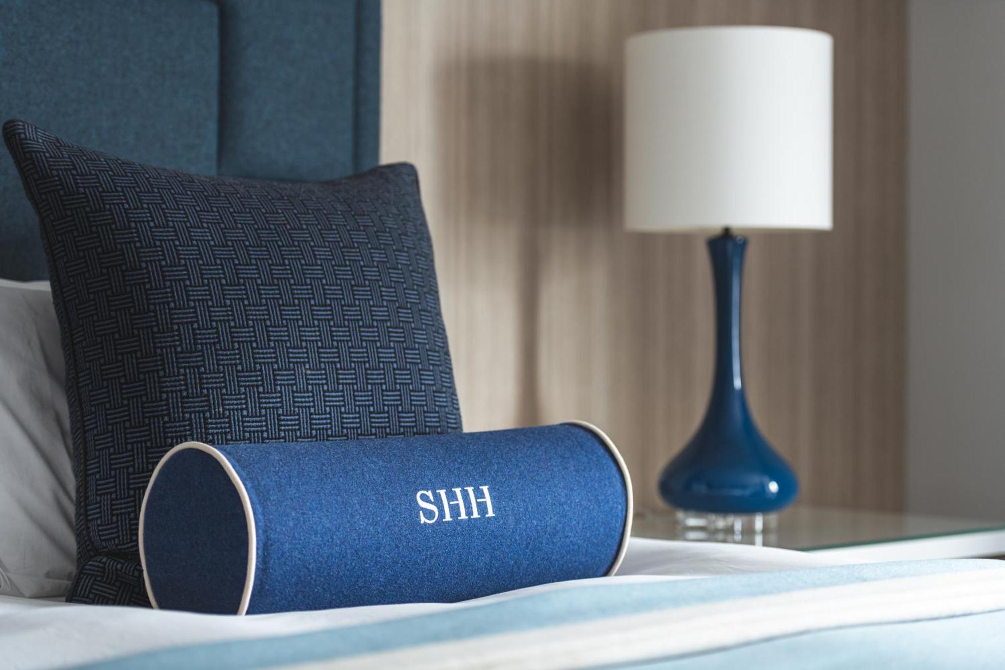 Harbour Hotel & Spa Southampton Luaran gambar A bolster pillow