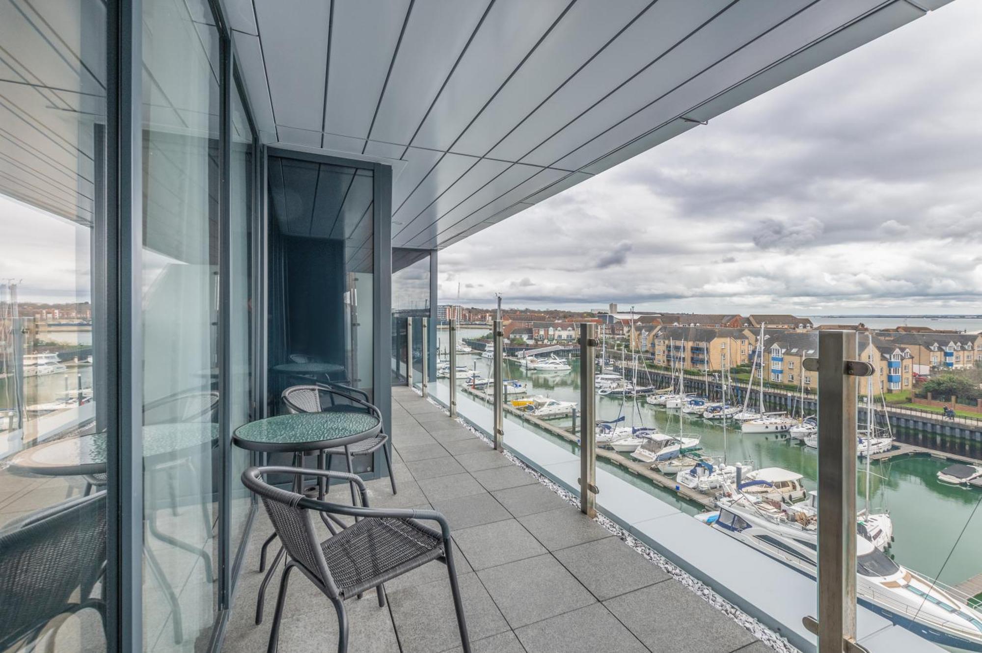 Harbour Hotel & Spa Southampton Bilik gambar The view from the balcony of a penthouse apartment at The Beacon